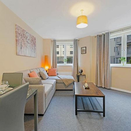Modern & Spacious 2 Bedroom Serviced Apartment Next To Lochend Park - Private Underground Parking & Lift Available - Close To Edinburgh City Centre Bagian luar foto