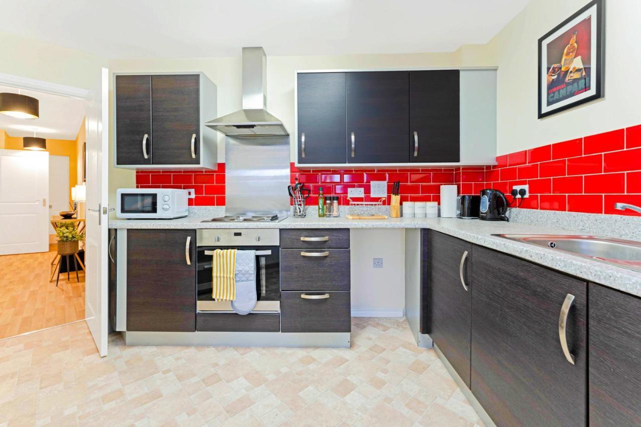 Modern & Spacious 2 Bedroom Serviced Apartment Next To Lochend Park - Private Underground Parking & Lift Available - Close To Edinburgh City Centre Bagian luar foto