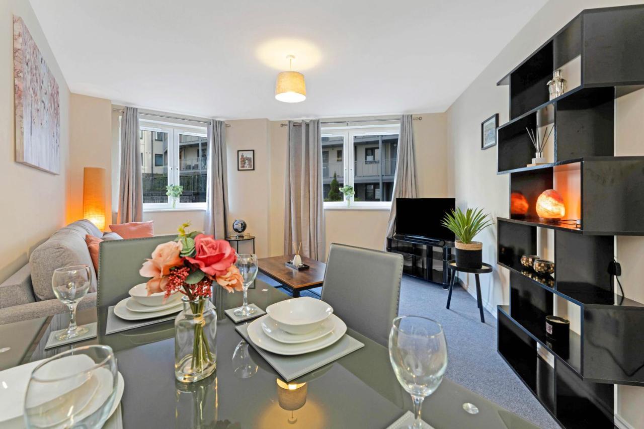 Modern & Spacious 2 Bedroom Serviced Apartment Next To Lochend Park - Private Underground Parking & Lift Available - Close To Edinburgh City Centre Bagian luar foto