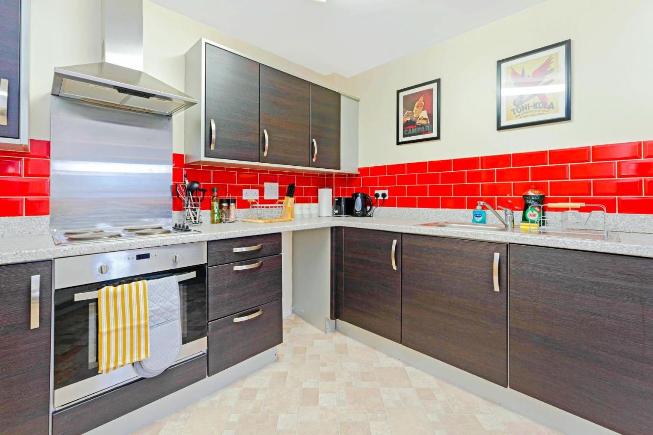 Modern & Spacious 2 Bedroom Serviced Apartment Next To Lochend Park - Private Underground Parking & Lift Available - Close To Edinburgh City Centre Bagian luar foto