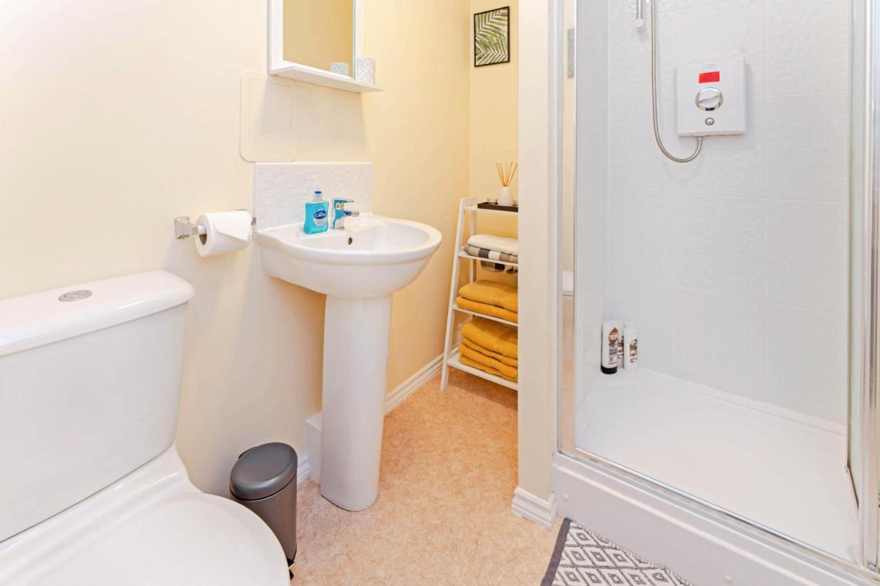 Modern & Spacious 2 Bedroom Serviced Apartment Next To Lochend Park - Private Underground Parking & Lift Available - Close To Edinburgh City Centre Bagian luar foto