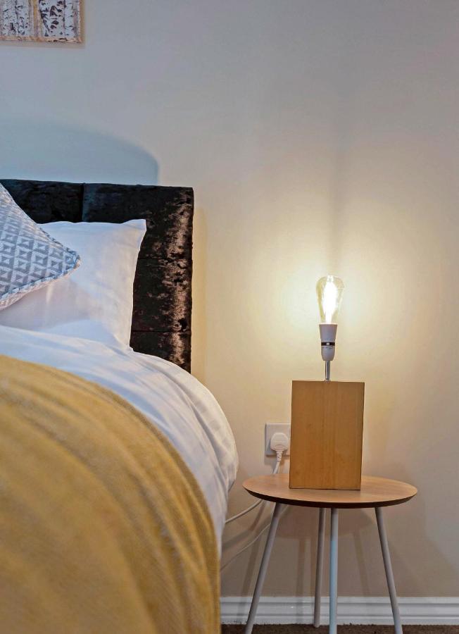 Modern & Spacious 2 Bedroom Serviced Apartment Next To Lochend Park - Private Underground Parking & Lift Available - Close To Edinburgh City Centre Bagian luar foto