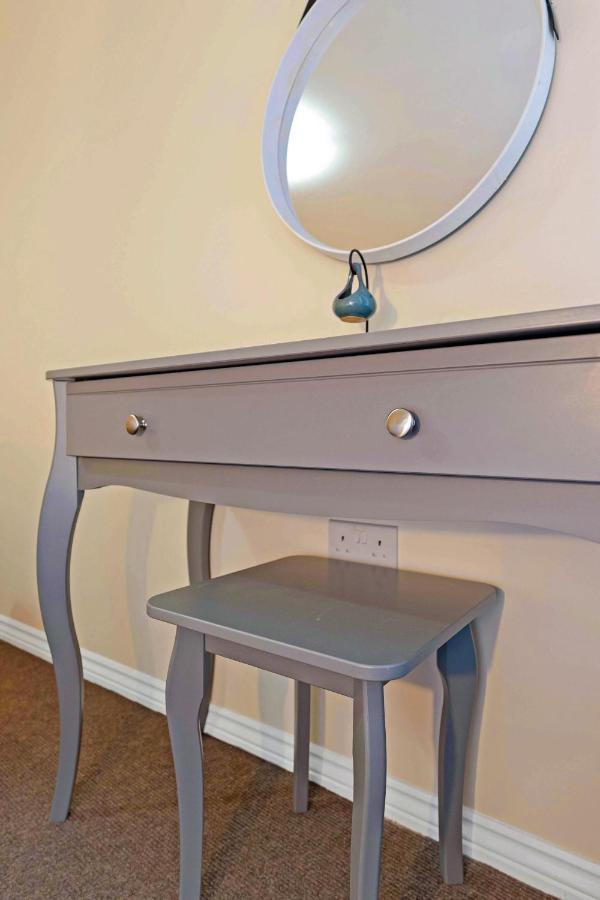 Modern & Spacious 2 Bedroom Serviced Apartment Next To Lochend Park - Private Underground Parking & Lift Available - Close To Edinburgh City Centre Bagian luar foto