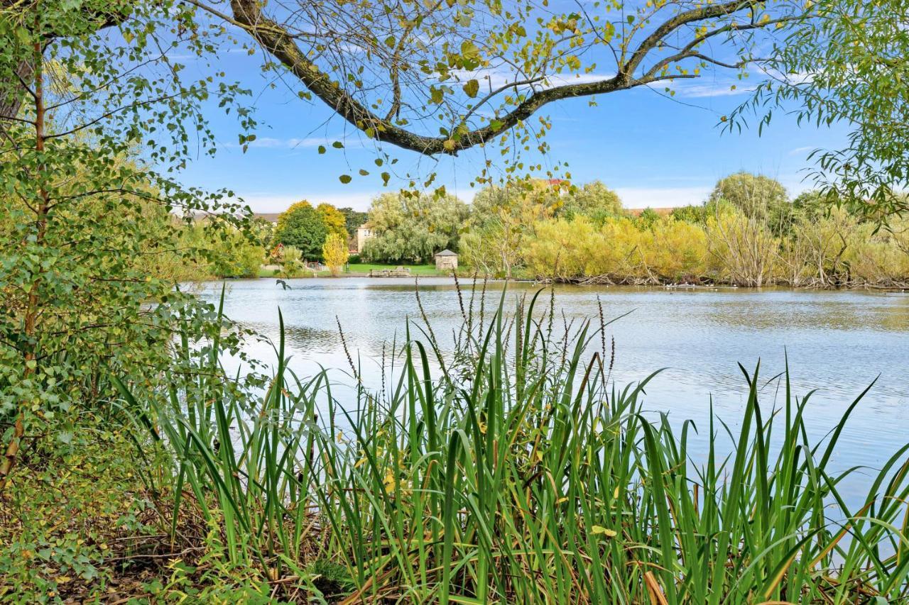 Modern & Spacious 2 Bedroom Serviced Apartment Next To Lochend Park - Private Underground Parking & Lift Available - Close To Edinburgh City Centre Bagian luar foto