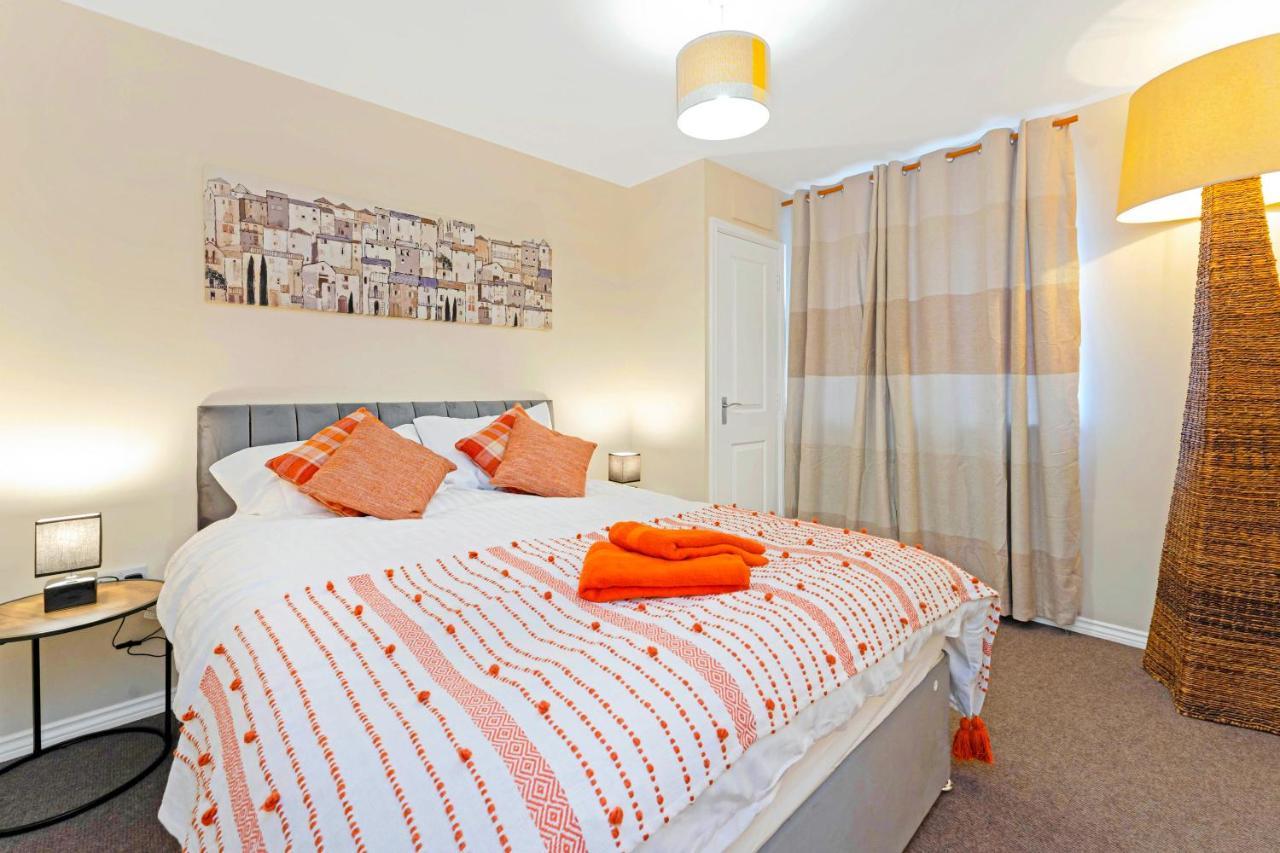 Modern & Spacious 2 Bedroom Serviced Apartment Next To Lochend Park - Private Underground Parking & Lift Available - Close To Edinburgh City Centre Bagian luar foto