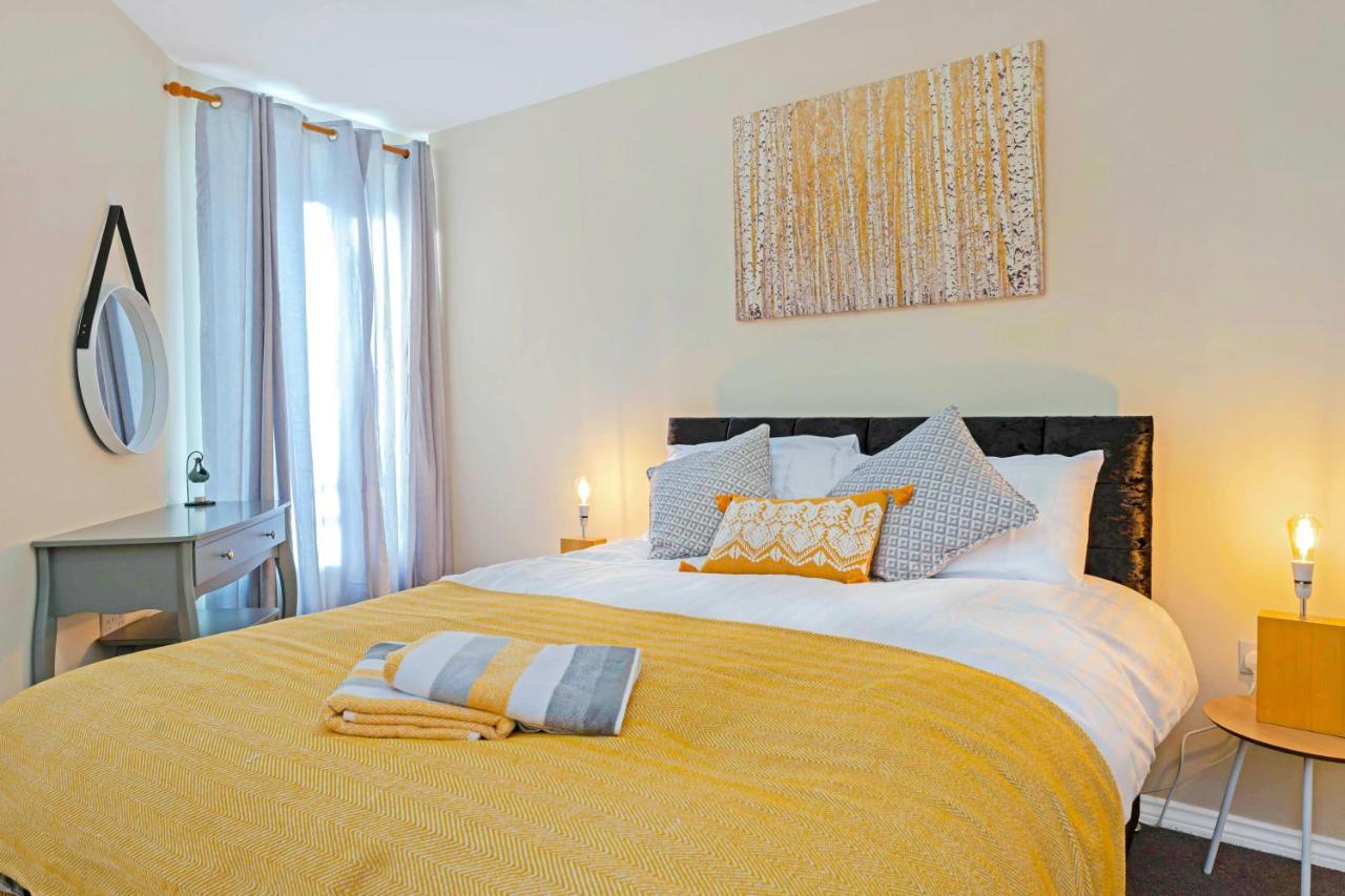 Modern & Spacious 2 Bedroom Serviced Apartment Next To Lochend Park - Private Underground Parking & Lift Available - Close To Edinburgh City Centre Bagian luar foto